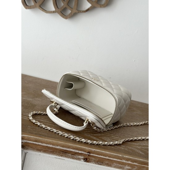 610 spot Chane new large chain makeup bag inside with a makeup mirror The new box bag actually added a handle to get the actual object was completely planted completely different temperament surprise stunning can be shoulder crossbody handheld can be load