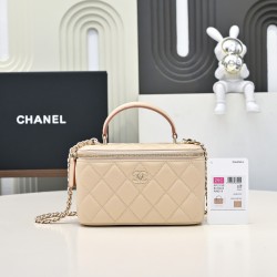 610 Fragrance grandmother's new box chain makeup bag is worthy of this year's popular models of this series since its launch has captured the hearts of too many girls small and cute on the body to reduce the age of good-looking body of the classic diamond