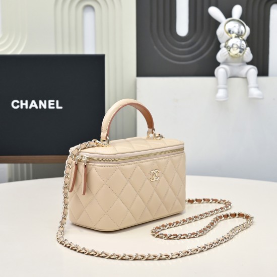 610 Fragrance grandmother's new box chain makeup bag is worthy of this year's popular models of this series since its launch has captured the hearts of too many girls small and cute on the body to reduce the age of good-looking body of the classic diamond