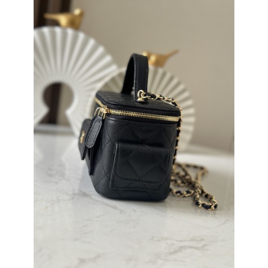 680 new 23k new pocket box bag chan11 every season will come out box bag 23k fall and winter out of this particularly good-looking side pocket more decorative salt sweet ball grain calf leather material more durable and can be cross-body can also be hand-