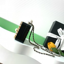 1450 25 A ready-to-wear collection diamond box evening bag Exclusive heavy shipments! This season's show in the Grand Palais in Paris staged a fairy tale feast of this series of works of innovative interpretation of the brand's style rules in exquisite de