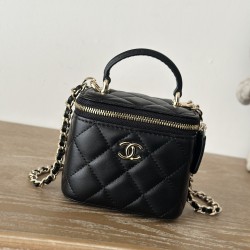 590 spot Chane new small chain makeup bag inside with a makeup mirror The new box bag actually added a handle to get the actual object was completely planted completely different temperament surprise amazing can be shoulder crossbody handheld can be loade