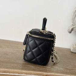 590 spot Chane new small chain makeup bag inside with a makeup mirror The new box bag actually added a handle to get the actual object was completely planted completely different temperament surprise amazing can be shoulder crossbody handheld can be loade