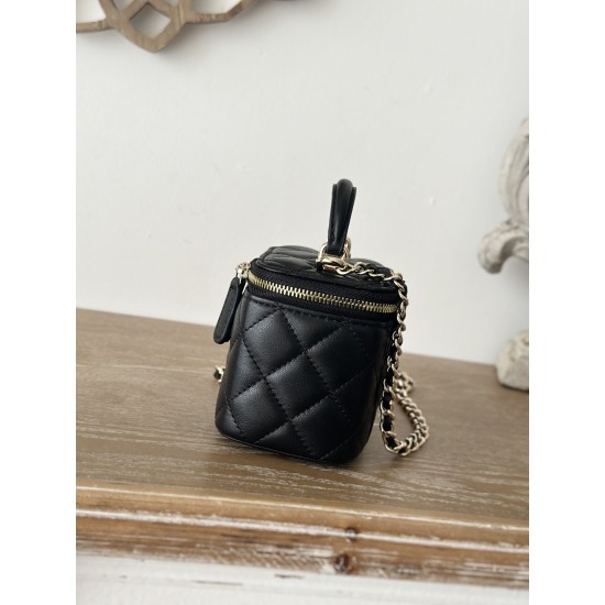 590 spot Chane new small chain makeup bag inside with a makeup mirror The new box bag actually added a handle to get the actual object was completely planted completely different temperament surprise amazing can be shoulder crossbody handheld can be loade