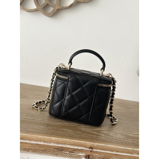 590 spot Chane new small chain makeup bag inside with a makeup mirror The new box bag actually added a handle to get the actual object was completely planted completely different temperament surprise amazing can be shoulder crossbody handheld can be loade