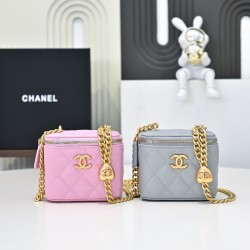 Love adjustable buckle box bag Counter price to buy the development of the latest love adjustable buckle box bag inside there is also a makeup mirror throughout the hold more directly lovely to live in the atmosphere of the sense of direct bombing hardwar