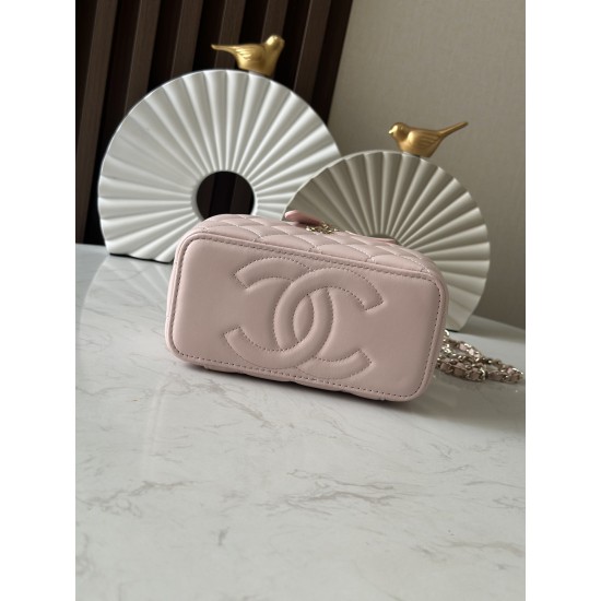 610 spot Chane new large chain makeup bag inside with a makeup mirror The new box bag actually added a handle to get the actual object was completely planted completely different temperament surprise amazing can be shoulder crossbody handheld can be loade