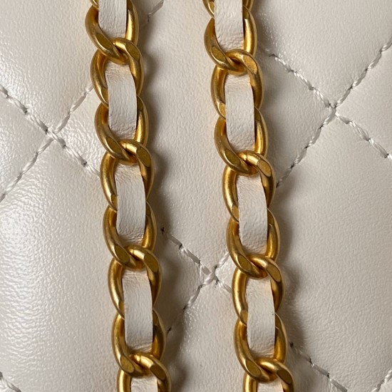 580 CHANE24C Double Gold Ball Box AP2292 This season's new double gold ball I really cute At first glance, I fell in love with this bag Classic black gold Double gold ball Chain adjustable length Hand carry crossbody and shoulder Capacity can also Size 11