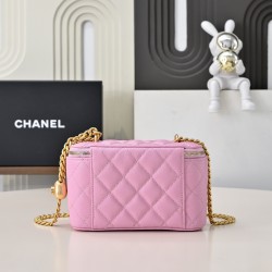 590 love adjustable buckle box bag Counter price to buy the development of the latest love adjustable buckle box bag inside there is also a makeup mirror throughout the hold more directly lovely to live in the atmosphere of the sense of direct bombing har