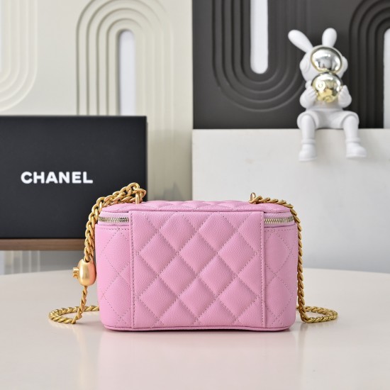 590 love adjustable buckle box bag Counter price to buy the development of the latest love adjustable buckle box bag inside there is also a makeup mirror throughout the hold more directly lovely to live in the atmosphere of the sense of direct bombing har