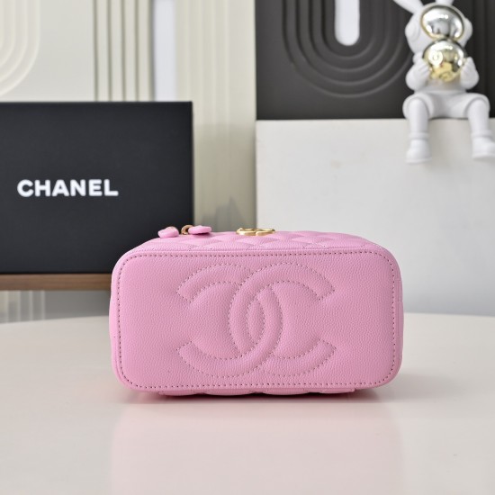 590 love adjustable buckle box bag Counter price to buy the development of the latest love adjustable buckle box bag inside there is also a makeup mirror throughout the hold more directly lovely to live in the atmosphere of the sense of direct bombing har