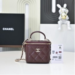 580 Fragrance grandmother's new box chain makeup bag is worthy of this year's popular models since the launch of this series has captured the hearts of too many girls small and cute on the body to reduce the age of good-looking body of the classic diamond
