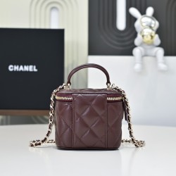 580 Fragrance grandmother's new box chain makeup bag is worthy of this year's popular models since the launch of this series has captured the hearts of too many girls small and cute on the body to reduce the age of good-looking body of the classic diamond