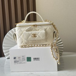680 new 23k new pocket box bag chan11 every season will come out of the box bag 23k fall and winter out of this particularly good-looking side pockets more decorative salt sweet ball grain calf leather material more durable and can be cross-body and hand-