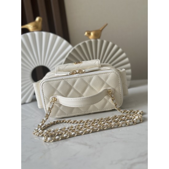 680 new 23k new pocket box bag chan11 every season will come out of the box bag 23k fall and winter out of this particularly good-looking side pockets more decorative salt sweet ball grain calf leather material more durable and can be cross-body and hand-