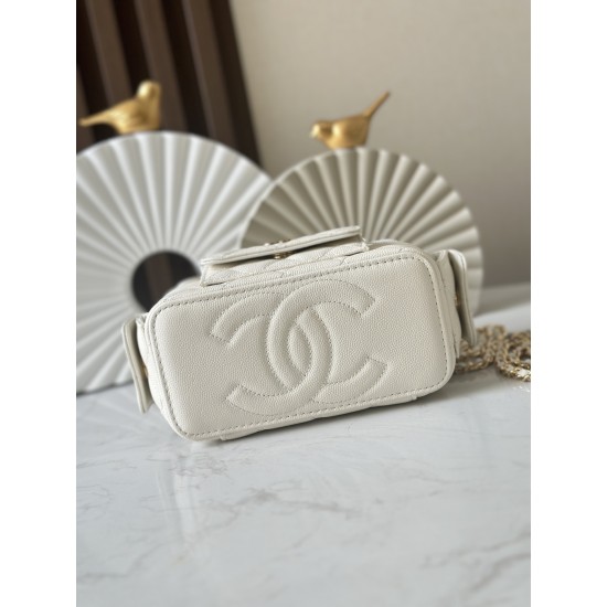 680 new 23k new pocket box bag chan11 every season will come out of the box bag 23k fall and winter out of this particularly good-looking side pockets more decorative salt sweet ball grain calf leather material more durable and can be cross-body and hand-