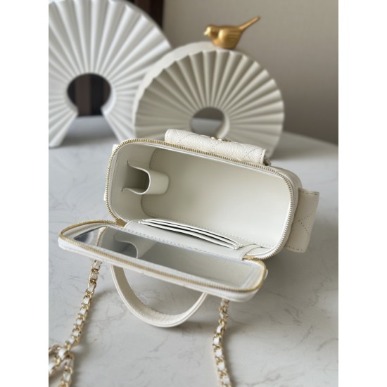 680 new 23k new pocket box bag chan11 every season will come out of the box bag 23k fall and winter out of this particularly good-looking side pockets more decorative salt sweet ball grain calf leather material more durable and can be cross-body and hand-