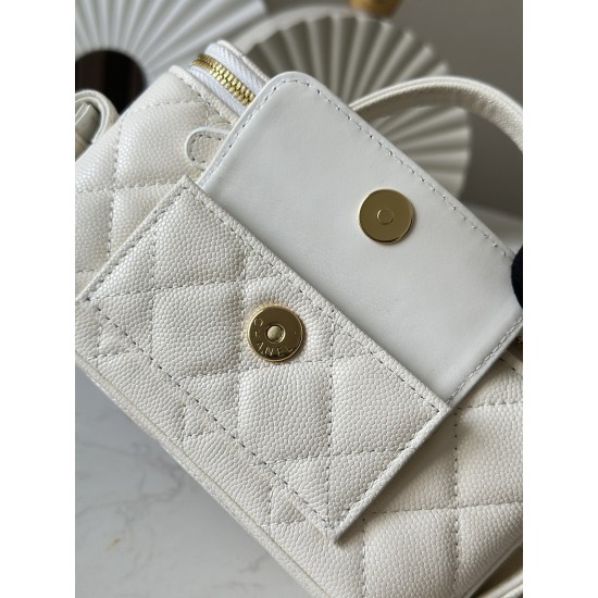 680 new 23k new pocket box bag chan11 every season will come out of the box bag 23k fall and winter out of this particularly good-looking side pockets more decorative salt sweet ball grain calf leather material more durable and can be cross-body and hand-