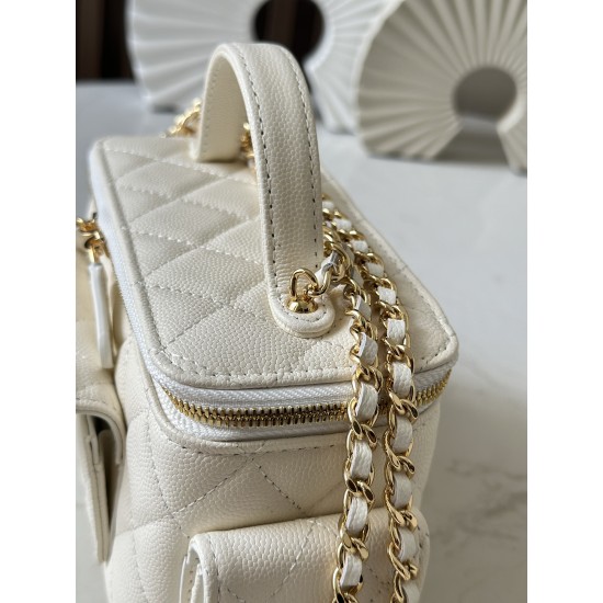 680 new 23k new pocket box bag chan11 every season will come out of the box bag 23k fall and winter out of this particularly good-looking side pockets more decorative salt sweet ball grain calf leather material more durable and can be cross-body and hand-