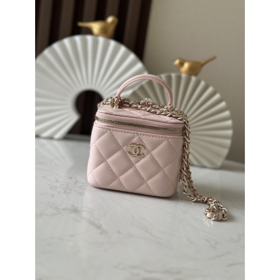 590 spot Chane new small chain makeup bag inside with a makeup mirror The new box bag actually added a handle to get the actual object was completely planted completely different temperament surprise stunning can be shoulder slanting hand-held can be load