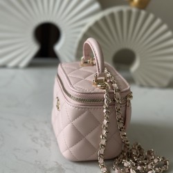 590 spot Chane new small chain makeup bag inside with a makeup mirror The new box bag actually added a handle to get the actual object was completely planted completely different temperament surprise stunning can be shoulder slanting hand-held can be load