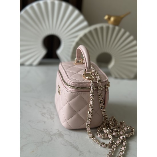 590 spot Chane new small chain makeup bag inside with a makeup mirror The new box bag actually added a handle to get the actual object was completely planted completely different temperament surprise stunning can be shoulder slanting hand-held can be load