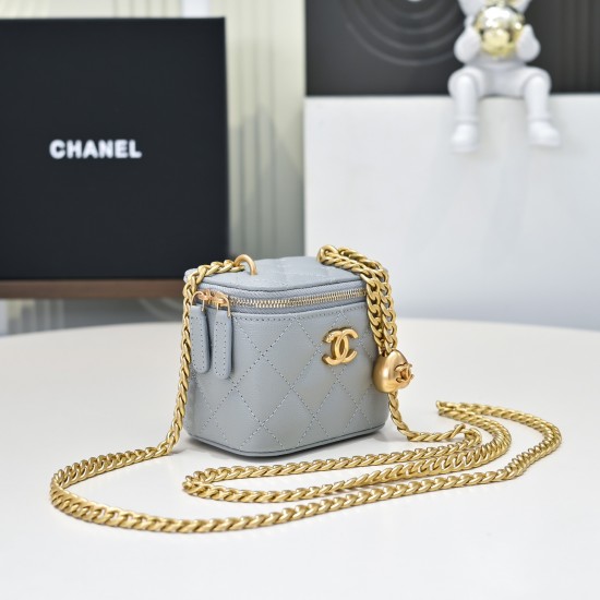 550 love adjustable buckle box bag Counter price to buy the development of the latest love adjustable buckle box bag inside there is also a makeup mirror throughout the hold more directly lovely to live in the atmosphere of the sense of direct bombing har