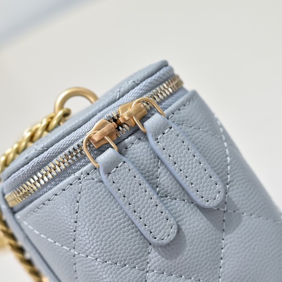 550 love adjustable buckle box bag Counter price to buy the development of the latest love adjustable buckle box bag inside there is also a makeup mirror throughout the hold more directly lovely to live in the atmosphere of the sense of direct bombing har