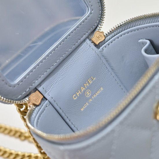 550 love adjustable buckle box bag Counter price to buy the development of the latest love adjustable buckle box bag inside there is also a makeup mirror throughout the hold more directly lovely to live in the atmosphere of the sense of direct bombing har