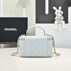 610 Fragrance grandmother's new box chain makeup bag is worthy of this year's popular models of this series since its launch has captured the hearts of too many girls small and cute on the body to reduce the age of good-looking body of the classic diamond