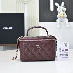610 Fragrance grandmother's new box chain makeup bag is worthy of this year's popular models of this series since its launch has captured the hearts of too many girls small and cute on the body to reduce the age of good-looking body of the classic diamond