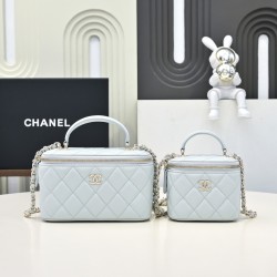 Fragrance grandmother's new box chain makeup bag is worthy of this year's popular models since the launch of this series has captured the hearts of too many girls small and cute on the body to reduce the age of good-looking body of the classic diamond pat