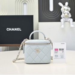580 Fragrance grandmother's new box chain makeup bag is worthy of this year's popular models since the launch of this series has captured the hearts of too many girls small and cute on the body to reduce the age of good-looking body of the classic diamond