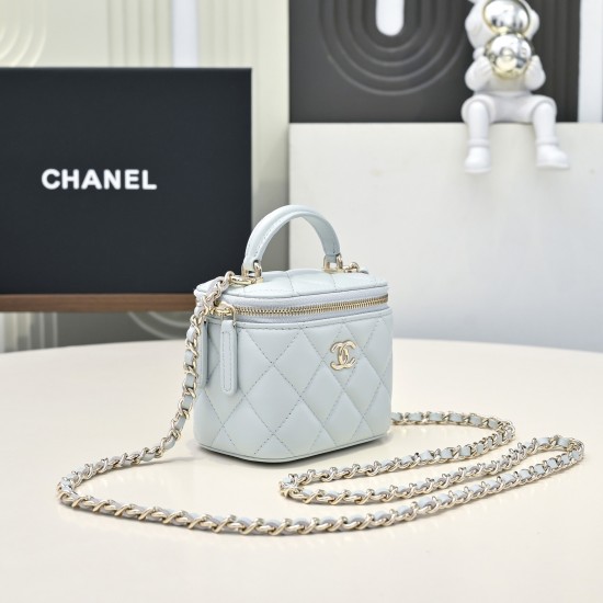 580 Fragrance grandmother's new box chain makeup bag is worthy of this year's popular models since the launch of this series has captured the hearts of too many girls small and cute on the body to reduce the age of good-looking body of the classic diamond