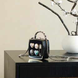 Makeup box chain bag large spot this makeup box gray very exquisite appearance front like eyeshadow palette macaroon color encrusted diamonds very beautiful texture back of the large also encrusted diamonds do not too beautiful a la handheld slanting back