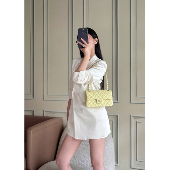 730 upgraded version of the full name Classic Fla0 lambskin size 236514cm leather original Haas lining imported lambskin hardware 24K plating all-steel hardware classic CF255 is to have people fall in love with the charm of the first sight to go wherever 