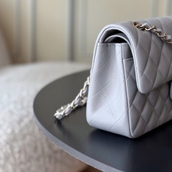 730 upgraded version of the full name Classic Fla0 lambskin size 236514cm leather original Haas lining imported lambskin hardware 24K plating all-steel hardware classic CF255 is to have people fall in love with the charm of the first sight to go wherever 