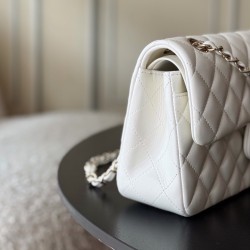 730 upgraded version of the full name Classic Fla0 lambskin size 236514cm leather original Haas lining imported lambskin hardware 24K plating all-steel hardware classic CF255 is to have people fall in love with the charm of the first sight to go wherever 