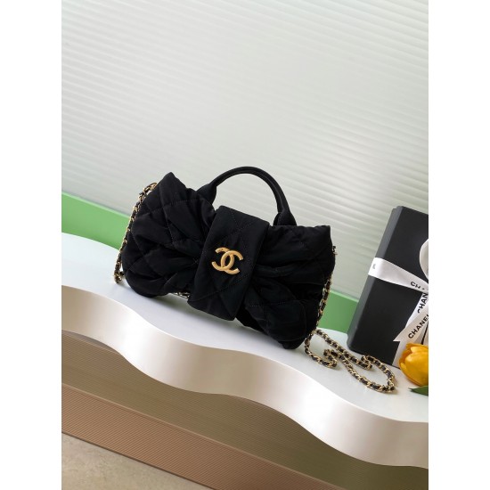 660 Chanel 25K bow is coming this season is the bow element deep poke my teenage heart clothes look so much better price is also much better than the handmade shop bag the hottest two denim flap chain bag similar to the airport bag is very light and fashi