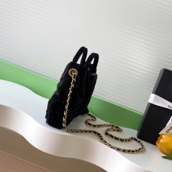 660 Chanel 25K bow is coming this season is the bow element deep poke my teenage heart clothes look so much better price is also much better than the handmade shop bag the hottest two denim flap chain bag similar to the airport bag is very light and fashi