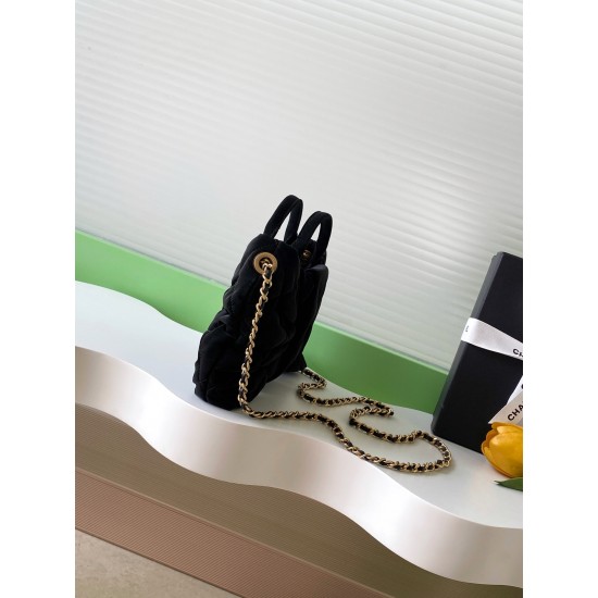 660 Chanel 25K bow is coming this season is the bow element deep poke my teenage heart clothes look so much better price is also much better than the handmade shop bag the hottest two denim flap chain bag similar to the airport bag is very light and fashi