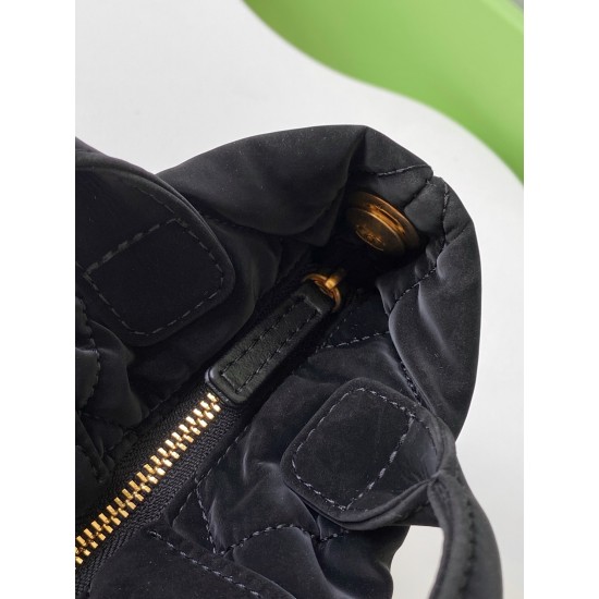 660 Chanel 25K bow is coming this season is the bow element deep poke my teenage heart clothes look so much better price is also much better than the handmade shop bag the hottest two denim flap chain bag similar to the airport bag is very light and fashi