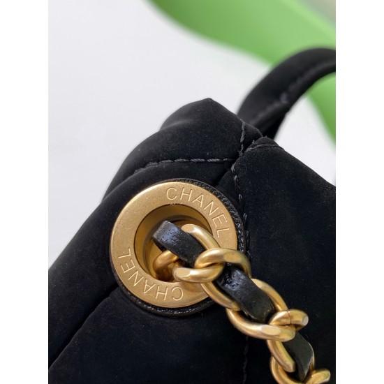 660 Chanel 25K bow is coming this season is the bow element deep poke my teenage heart clothes look so much better price is also much better than the handmade shop bag the hottest two denim flap chain bag similar to the airport bag is very light and fashi