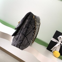 930 Chanel 25K is worthy of Chanel denim is really too heartwarming the pocket on the front immediately make the classic diamond plaid more a sense of function retro generous gold double c in the large flap set off more noble both with a classic flavor an