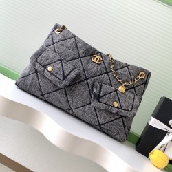 880 Chanel 25K is worthy of Chanel denim really too heartwarming pocket on the front immediately make the classic diamond grid more a sense of function retro generous object is too exquisite armpit back is too practical capacity can be loaded with daily e