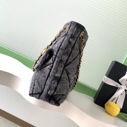 880 Chanel 25K is worthy of Chanel denim really too heartwarming pocket on the front immediately make the classic diamond grid more a sense of function retro generous object is too exquisite armpit back is too practical capacity can be loaded with daily e