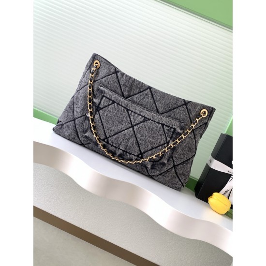 880 Chanel 25K is worthy of Chanel denim really too heartwarming pocket on the front immediately make the classic diamond grid more a sense of function retro generous object is too exquisite armpit back is too practical capacity can be loaded with daily e