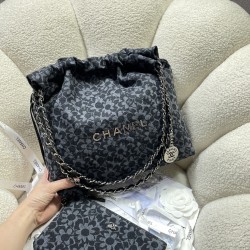 650 Small Black Denim Printed Tea Flower 23S Spring Summer Hot 22 Bag Shopper 3260 Pleasant This season's hottest and most worthwhile series it's called the 22 bag small incense Anything named after a number is bound to be hot and strong, and will surely 