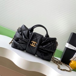 730 Chanel 25K bow is coming this season is the bow element deep poke my teenage heart clothes look so much better price is also much better than the handmade shop bag the hottest two denim flap chain bag similar to the airport bag is very light and fashi
