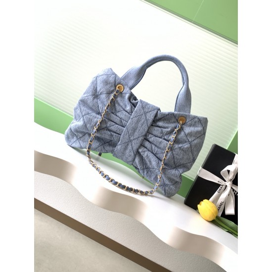 750 Chanel 25K bow comes denim this season is the bow element deep poke my teenage heart clothes look so much better price is also much better than the handmade shop bag the hottest two denim flap chain bag similar to the airport bag is very light and fas